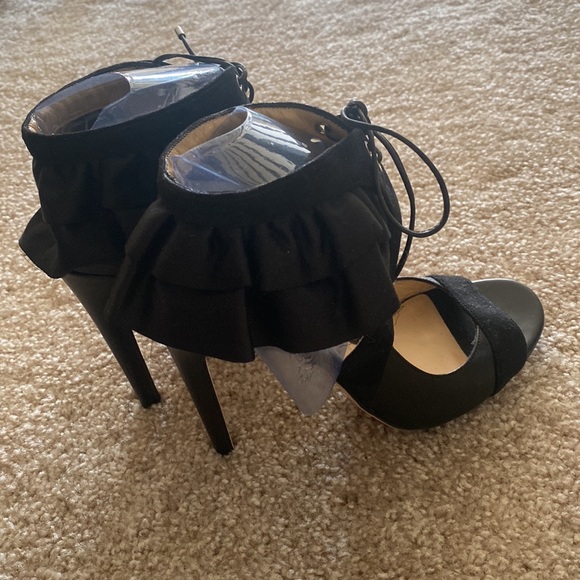 Black high heels. Worn 1 time. Excellent condition. Well made from Italy. - Picture 2 of 6